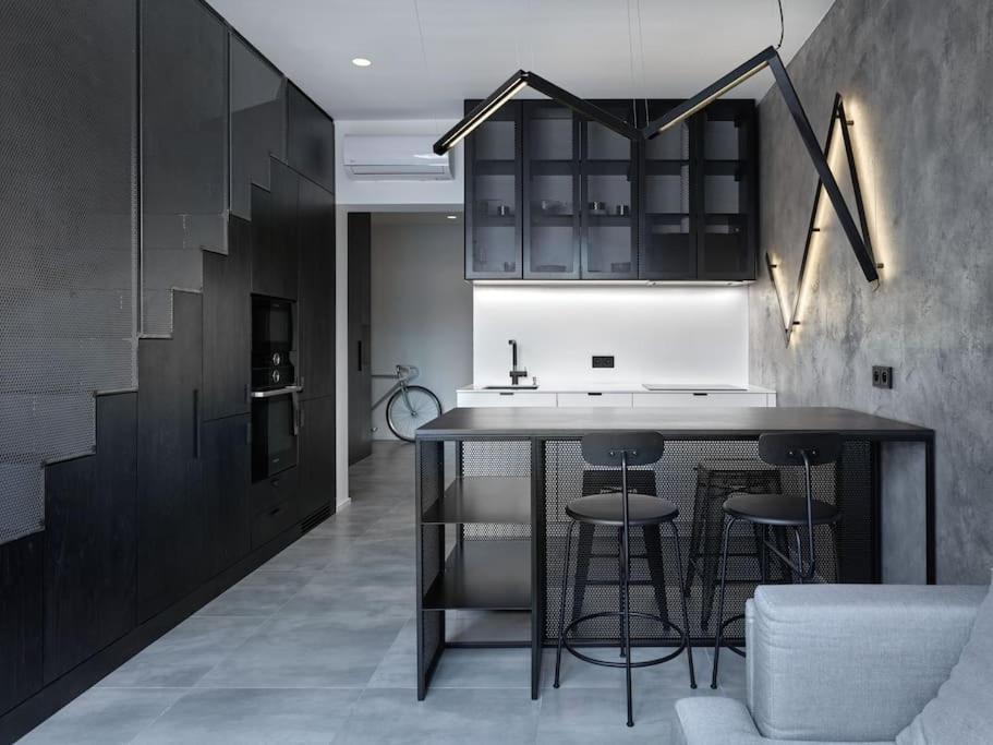 Rooftop Penthouse With Terrace, Prime Location Apartmán
